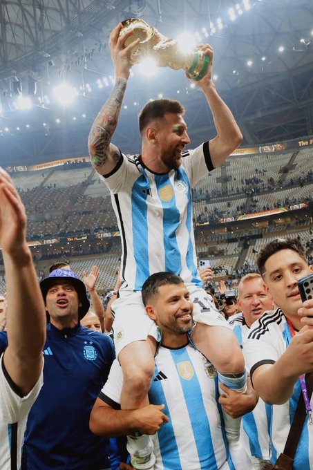 Messi levnatando la tercera copa mundial de futbol