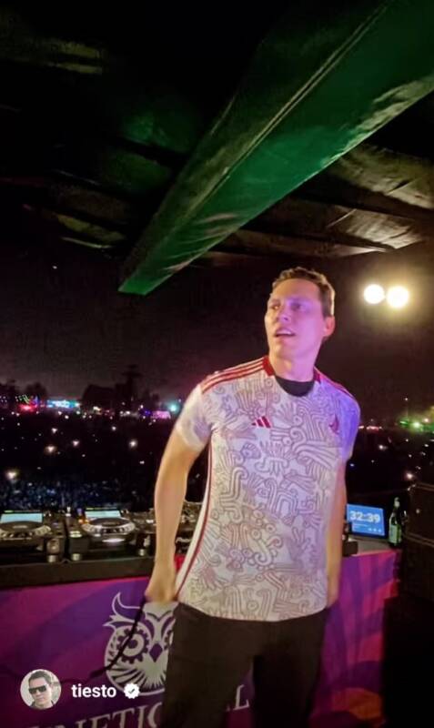Dj Tiesto con la camiseta de mexico