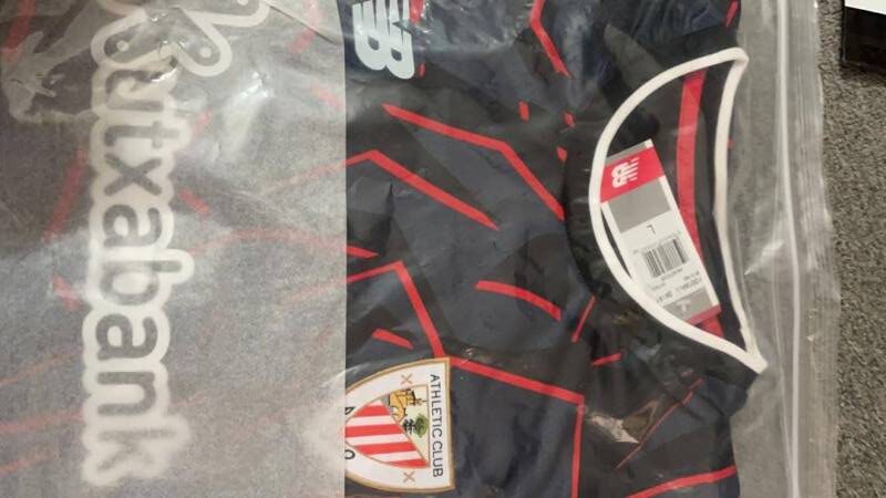 envio de la camiseta negra athletic