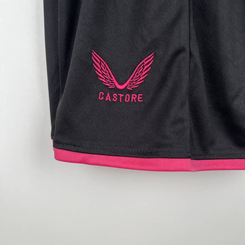 camiseta sevilla negra y logo de castore en el pantalon corto