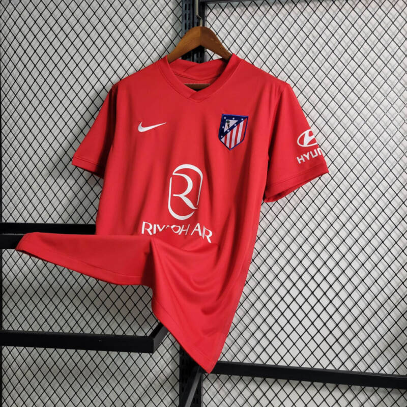camiseta roja atletico de madrid fotos