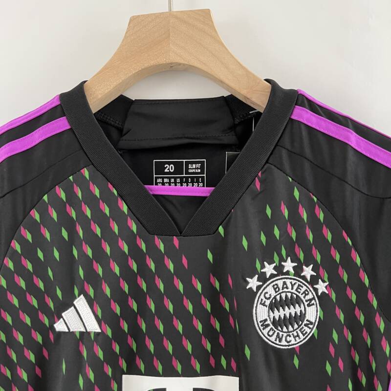 camiseta bayern munich negra cuello v