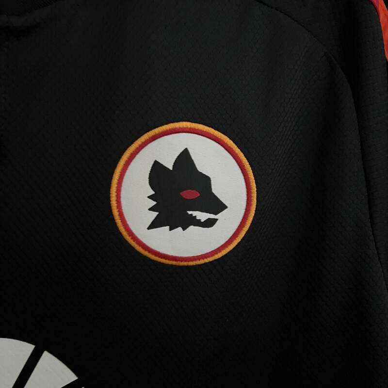 tercera equipacion roma 2024 escudo