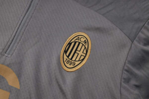 chandal-ac-milan-gris-2024-2025-escudo
