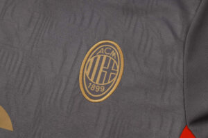 conjunto-de-entrenamiento-ac-milan-gris-2024-2025-escudo