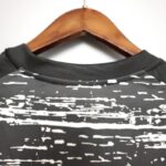 Camiseta calentamiento Real Madrid 2020/21 diseño dorsal de cuello