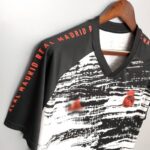 Camiseta calentamiento Real Madrid 2020/21 diseño lateral