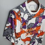 Camiseta calentamiento Pre Match Arsenal 2020/21 diseño lateral