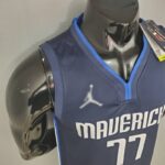 Camiseta Mavericks Lone Ranger Theme Limited Edition Dončić 77 diseño lateral