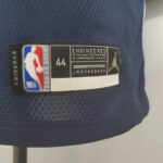 Camiseta Mavericks Lone Ranger Theme Limited Edition Dončić 77 etiqueta