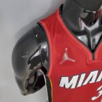 Camiseta Miami Heat Jordan Burgundy 2020/21 diseño lateral
