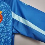 Segunda equipación RCD Espanyol 2020/21 diseño de manga