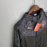 Cortavientos Manchester City 2021/22 diseño lateral