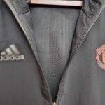 Cortavientos Manchester United diseño de cuello abierto