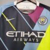 Camiseta calentamiento Manchester City diseño cuelo frontal