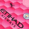 Conjunto de portero rosa Manchester City 2020/21 diseño de logo