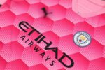 Conjunto de portero rosa Manchester City 2020/21 diseño de logo