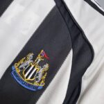 camiseta retro newcastle escudo