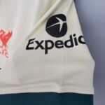 segunda camiseta liverpool 2021 hombro