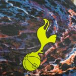 segunda equipacion tottenham 2022 escudo