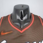 Camiseta Portland Trail Blazers City Edition Brown diseño de cuello frontal