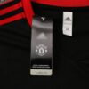 Camiseta calentamiento Manchester United 2021/22 diseño de cuello y etiqueta