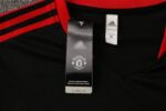 Camiseta calentamiento Manchester United 2021/22 diseño de cuello y etiqueta