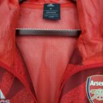 Cortavientos Adidas Arsenal 2021/22 diseño frotnal 2