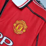 camiseta manchester united 1998-99 escudo
