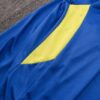 La sudadera de entrenamiento de la Juventus está diseñada para ofrecerte velocidad en el terreno de juego. El diseño de secado rápido integra un tejido elástico y transpirabilidad estratégica para que mantengas la concentración durante el entrenamiento. Las aberturas invisibles para los pulgares permiten que las mangas se mantengan en su sitio mientras te mueves y permanecen escondidas cuando no se usan. Detalles del producto Ajuste entallado a medida Diseño con cremallera de 1/4 100 % poliéster Lavar a máquina Color mostrado: Azul/Amarillo INFORMACIÓN ADICIONAL SOBRE EL CUIDADO Usar solo detergentes suaves Lavar las prendas junto a otras de colores similares Lavar y planchar las prendas del revés a temperaturas bajas Lavar con las cremalleras cerradas