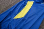 La sudadera de entrenamiento de la Juventus está diseñada para ofrecerte velocidad en el terreno de juego. El diseño de secado rápido integra un tejido elástico y transpirabilidad estratégica para que mantengas la concentración durante el entrenamiento. Las aberturas invisibles para los pulgares permiten que las mangas se mantengan en su sitio mientras te mueves y permanecen escondidas cuando no se usan. Detalles del producto Ajuste entallado a medida Diseño con cremallera de 1/4 100 % poliéster Lavar a máquina Color mostrado: Azul/Amarillo INFORMACIÓN ADICIONAL SOBRE EL CUIDADO Usar solo detergentes suaves Lavar las prendas junto a otras de colores similares Lavar y planchar las prendas del revés a temperaturas bajas Lavar con las cremalleras cerradas