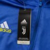 La sudadera de entrenamiento de la Juventus está diseñada para ofrecerte velocidad en el terreno de juego. El diseño de secado rápido integra un tejido elástico y transpirabilidad estratégica para que mantengas la concentración durante el entrenamiento. Las aberturas invisibles para los pulgares permiten que las mangas se mantengan en su sitio mientras te mueves y permanecen escondidas cuando no se usan. Detalles del producto Ajuste entallado a medida Diseño con cremallera de 1/4 100 % poliéster Lavar a máquina Color mostrado: Azul/Amarillo INFORMACIÓN ADICIONAL SOBRE EL CUIDADO Usar solo detergentes suaves Lavar las prendas junto a otras de colores similares Lavar y planchar las prendas del revés a temperaturas bajas Lavar con las cremalleras cerradas