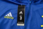 La sudadera de entrenamiento de la Juventus está diseñada para ofrecerte velocidad en el terreno de juego. El diseño de secado rápido integra un tejido elástico y transpirabilidad estratégica para que mantengas la concentración durante el entrenamiento. Las aberturas invisibles para los pulgares permiten que las mangas se mantengan en su sitio mientras te mueves y permanecen escondidas cuando no se usan. Detalles del producto Ajuste entallado a medida Diseño con cremallera de 1/4 100 % poliéster Lavar a máquina Color mostrado: Azul/Amarillo INFORMACIÓN ADICIONAL SOBRE EL CUIDADO Usar solo detergentes suaves Lavar las prendas junto a otras de colores similares Lavar y planchar las prendas del revés a temperaturas bajas Lavar con las cremalleras cerradas