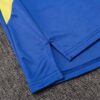 La sudadera de entrenamiento de la Juventus está diseñada para ofrecerte velocidad en el terreno de juego. El diseño de secado rápido integra un tejido elástico y transpirabilidad estratégica para que mantengas la concentración durante el entrenamiento. Las aberturas invisibles para los pulgares permiten que las mangas se mantengan en su sitio mientras te mueves y permanecen escondidas cuando no se usan. Detalles del producto Ajuste entallado a medida Diseño con cremallera de 1/4 100 % poliéster Lavar a máquina Color mostrado: Azul/Amarillo INFORMACIÓN ADICIONAL SOBRE EL CUIDADO Usar solo detergentes suaves Lavar las prendas junto a otras de colores similares Lavar y planchar las prendas del revés a temperaturas bajas Lavar con las cremalleras cerradas