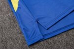 La sudadera de entrenamiento de la Juventus está diseñada para ofrecerte velocidad en el terreno de juego. El diseño de secado rápido integra un tejido elástico y transpirabilidad estratégica para que mantengas la concentración durante el entrenamiento. Las aberturas invisibles para los pulgares permiten que las mangas se mantengan en su sitio mientras te mueves y permanecen escondidas cuando no se usan. Detalles del producto Ajuste entallado a medida Diseño con cremallera de 1/4 100 % poliéster Lavar a máquina Color mostrado: Azul/Amarillo INFORMACIÓN ADICIONAL SOBRE EL CUIDADO Usar solo detergentes suaves Lavar las prendas junto a otras de colores similares Lavar y planchar las prendas del revés a temperaturas bajas Lavar con las cremalleras cerradas