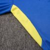 La sudadera de entrenamiento de la Juventus está diseñada para ofrecerte velocidad en el terreno de juego. El diseño de secado rápido integra un tejido elástico y transpirabilidad estratégica para que mantengas la concentración durante el entrenamiento. Las aberturas invisibles para los pulgares permiten que las mangas se mantengan en su sitio mientras te mueves y permanecen escondidas cuando no se usan. Detalles del producto Ajuste entallado a medida Diseño con cremallera de 1/4 100 % poliéster Lavar a máquina Color mostrado: Azul/Amarillo INFORMACIÓN ADICIONAL SOBRE EL CUIDADO Usar solo detergentes suaves Lavar las prendas junto a otras de colores similares Lavar y planchar las prendas del revés a temperaturas bajas Lavar con las cremalleras cerradas