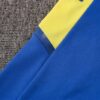 La sudadera de entrenamiento de la Juventus está diseñada para ofrecerte velocidad en el terreno de juego. El diseño de secado rápido integra un tejido elástico y transpirabilidad estratégica para que mantengas la concentración durante el entrenamiento. Las aberturas invisibles para los pulgares permiten que las mangas se mantengan en su sitio mientras te mueves y permanecen escondidas cuando no se usan. Detalles del producto Ajuste entallado a medida Diseño con cremallera de 1/4 100 % poliéster Lavar a máquina Color mostrado: Azul/Amarillo INFORMACIÓN ADICIONAL SOBRE EL CUIDADO Usar solo detergentes suaves Lavar las prendas junto a otras de colores similares Lavar y planchar las prendas del revés a temperaturas bajas Lavar con las cremalleras cerradas