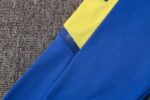 La sudadera de entrenamiento de la Juventus está diseñada para ofrecerte velocidad en el terreno de juego. El diseño de secado rápido integra un tejido elástico y transpirabilidad estratégica para que mantengas la concentración durante el entrenamiento. Las aberturas invisibles para los pulgares permiten que las mangas se mantengan en su sitio mientras te mueves y permanecen escondidas cuando no se usan. Detalles del producto Ajuste entallado a medida Diseño con cremallera de 1/4 100 % poliéster Lavar a máquina Color mostrado: Azul/Amarillo INFORMACIÓN ADICIONAL SOBRE EL CUIDADO Usar solo detergentes suaves Lavar las prendas junto a otras de colores similares Lavar y planchar las prendas del revés a temperaturas bajas Lavar con las cremalleras cerradas