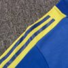 La sudadera de entrenamiento de la Juventus está diseñada para ofrecerte velocidad en el terreno de juego. El diseño de secado rápido integra un tejido elástico y transpirabilidad estratégica para que mantengas la concentración durante el entrenamiento. Las aberturas invisibles para los pulgares permiten que las mangas se mantengan en su sitio mientras te mueves y permanecen escondidas cuando no se usan. Detalles del producto Ajuste entallado a medida Diseño con cremallera de 1/4 100 % poliéster Lavar a máquina Color mostrado: Azul/Amarillo INFORMACIÓN ADICIONAL SOBRE EL CUIDADO Usar solo detergentes suaves Lavar las prendas junto a otras de colores similares Lavar y planchar las prendas del revés a temperaturas bajas Lavar con las cremalleras cerradas