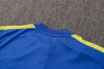 La sudadera de entrenamiento de la Juventus está diseñada para ofrecerte velocidad en el terreno de juego. El diseño de secado rápido integra un tejido elástico y transpirabilidad estratégica para que mantengas la concentración durante el entrenamiento. Las aberturas invisibles para los pulgares permiten que las mangas se mantengan en su sitio mientras te mueves y permanecen escondidas cuando no se usan. Detalles del producto Ajuste entallado a medida Diseño con cremallera de 1/4 100 % poliéster Lavar a máquina Color mostrado: Azul/Amarillo INFORMACIÓN ADICIONAL SOBRE EL CUIDADO Usar solo detergentes suaves Lavar las prendas junto a otras de colores similares Lavar y planchar las prendas del revés a temperaturas bajas Lavar con las cremalleras cerradas