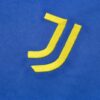 La sudadera de entrenamiento de la Juventus está diseñada para ofrecerte velocidad en el terreno de juego. El diseño de secado rápido integra un tejido elástico y transpirabilidad estratégica para que mantengas la concentración durante el entrenamiento. Las aberturas invisibles para los pulgares permiten que las mangas se mantengan en su sitio mientras te mueves y permanecen escondidas cuando no se usan. Detalles del producto Ajuste entallado a medida Diseño con cremallera de 1/4 100 % poliéster Lavar a máquina Color mostrado: Azul/Amarillo INFORMACIÓN ADICIONAL SOBRE EL CUIDADO Usar solo detergentes suaves Lavar las prendas junto a otras de colores similares Lavar y planchar las prendas del revés a temperaturas bajas Lavar con las cremalleras cerradas