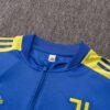 La sudadera de entrenamiento de la Juventus está diseñada para ofrecerte velocidad en el terreno de juego. El diseño de secado rápido integra un tejido elástico y transpirabilidad estratégica para que mantengas la concentración durante el entrenamiento. Las aberturas invisibles para los pulgares permiten que las mangas se mantengan en su sitio mientras te mueves y permanecen escondidas cuando no se usan. Detalles del producto Ajuste entallado a medida Diseño con cremallera de 1/4 100 % poliéster Lavar a máquina Color mostrado: Azul/Amarillo INFORMACIÓN ADICIONAL SOBRE EL CUIDADO Usar solo detergentes suaves Lavar las prendas junto a otras de colores similares Lavar y planchar las prendas del revés a temperaturas bajas Lavar con las cremalleras cerradas