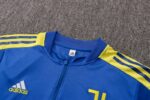La sudadera de entrenamiento de la Juventus está diseñada para ofrecerte velocidad en el terreno de juego. El diseño de secado rápido integra un tejido elástico y transpirabilidad estratégica para que mantengas la concentración durante el entrenamiento. Las aberturas invisibles para los pulgares permiten que las mangas se mantengan en su sitio mientras te mueves y permanecen escondidas cuando no se usan. Detalles del producto Ajuste entallado a medida Diseño con cremallera de 1/4 100 % poliéster Lavar a máquina Color mostrado: Azul/Amarillo INFORMACIÓN ADICIONAL SOBRE EL CUIDADO Usar solo detergentes suaves Lavar las prendas junto a otras de colores similares Lavar y planchar las prendas del revés a temperaturas bajas Lavar con las cremalleras cerradas
