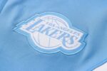 Logo de Chandal Lakers azul claro con capucha