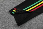 mangas del pantalon de la tercena equipacion ajax bob marley