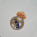 camiseta real madrid 2023 escudo
