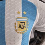 Camiseta Argentina Mundial Qatar 2022 versión jugador escudo