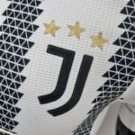 Camiseta Juventus Primera Equipación 2022-2023 Versión jugador escudo