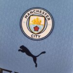 Camiseta Manchester City Primera Equipación 2022-2023 Versión jugador escudo