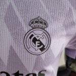 Camiseta Real Madrid Segunda Equipación 2022-2023 Versión Jugador escudo